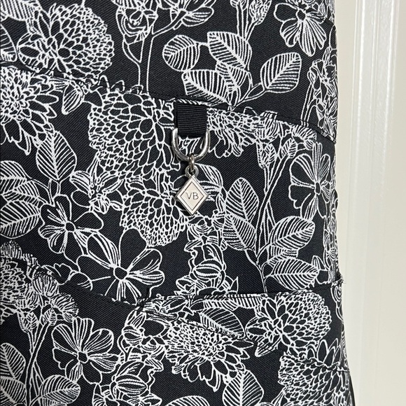 Vera Bradley Scrubs Short Sleeve Top Black White Floral Medium - Picture 3 of 6